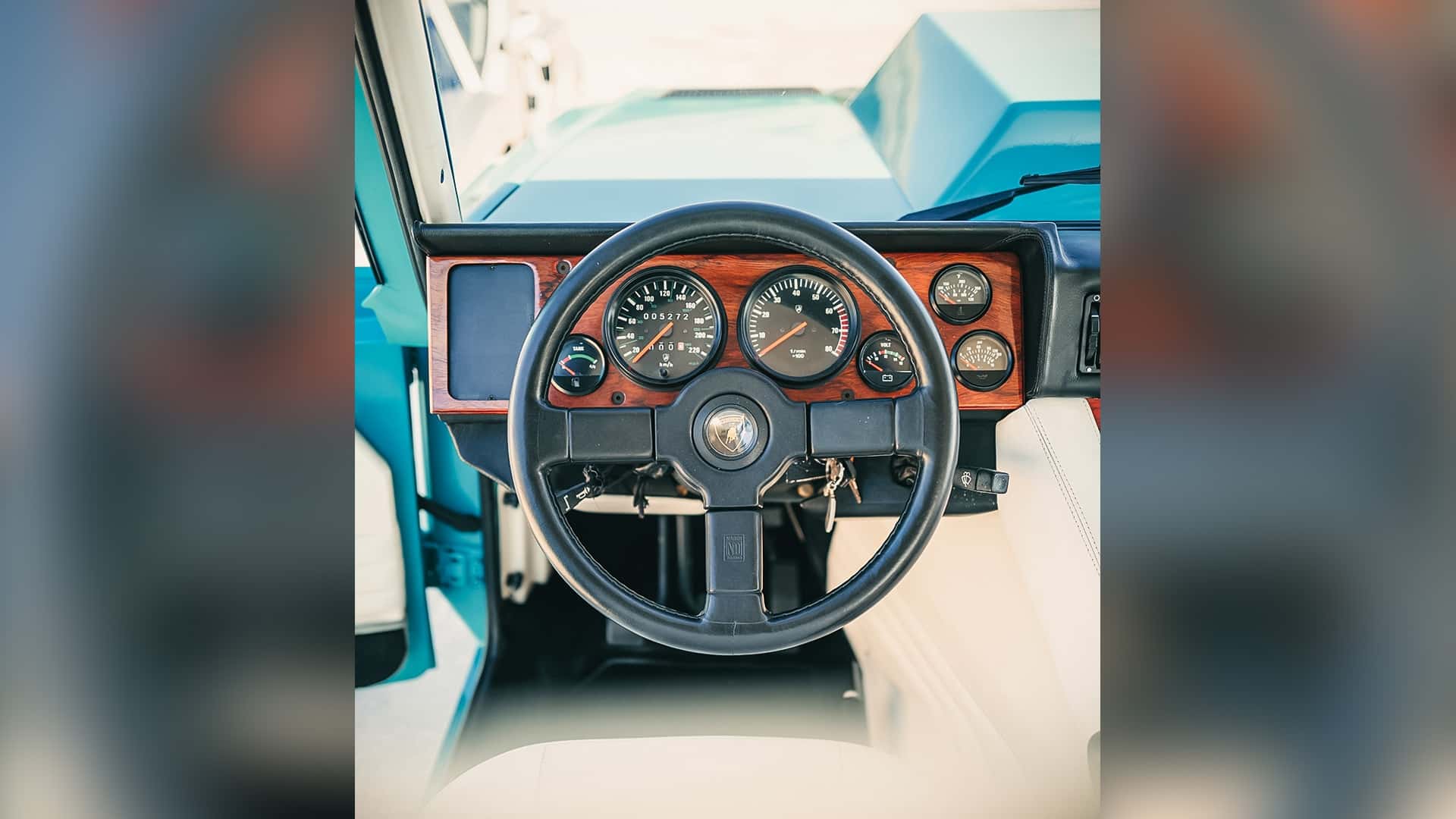 Isolado De Lamborghini Lm002 Motor De Gasolina 1986 Modelo Escandaloso 80s Fondo Blanco Foto 88263071
