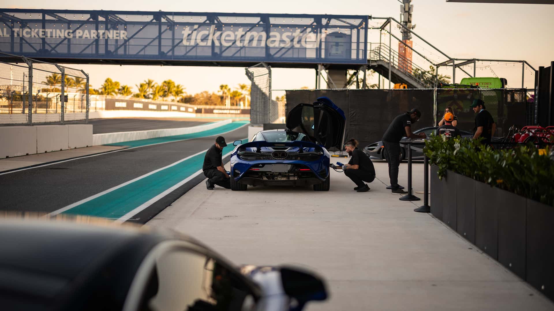 https://cdn.motor1.com/images/mgl/0eEzR9/s1/miami-international-autodrome-mclaren-750s.jpg
