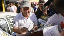 Guerra firmando autógrafos junto a la coupé Fuego homenaje