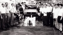 1984 - Brasilianer, Chinesen und Deutsche posieren mit der ersten Santana aus Shanghai