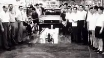 1984 - Brasilianer, Chinesen und Deutsche posieren mit der ersten Santana aus Shanghai