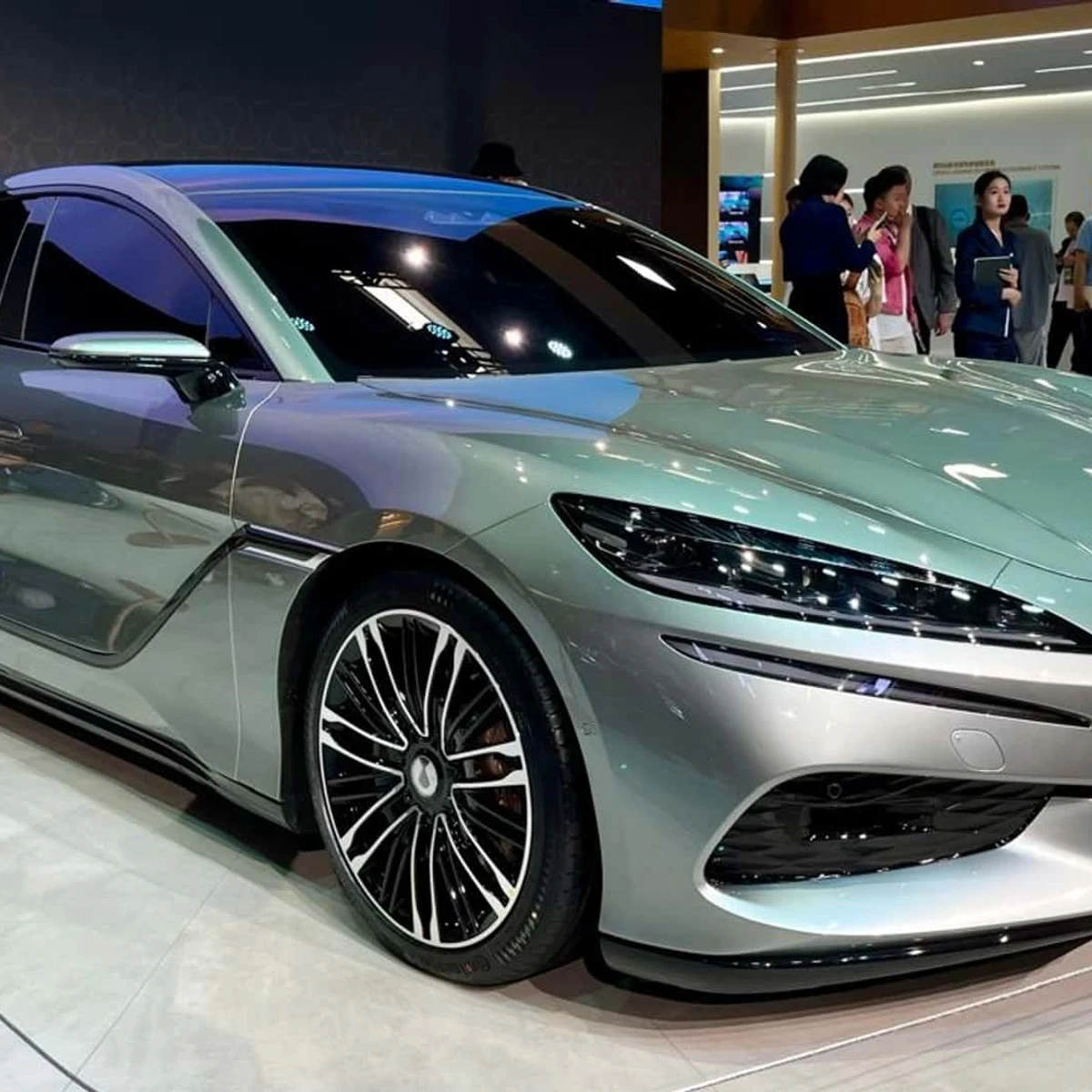 BYD lidera elétricos de 1.000 km e entrega 1º Denza Z9 GT no Brasil