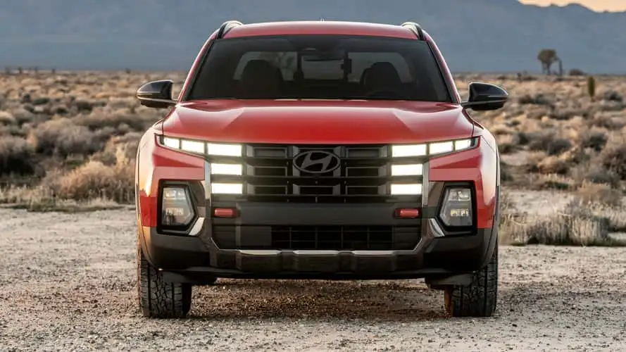 https://cdn.motor1.com/images/mgl/0eKWNk/s4/2025-hyundai-santa-cruz-xrt.webp