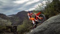 590304_MY25_KTM_300_EXC_XC-W_HARDENDURO_01_ACTION_EXC HARDENDURO