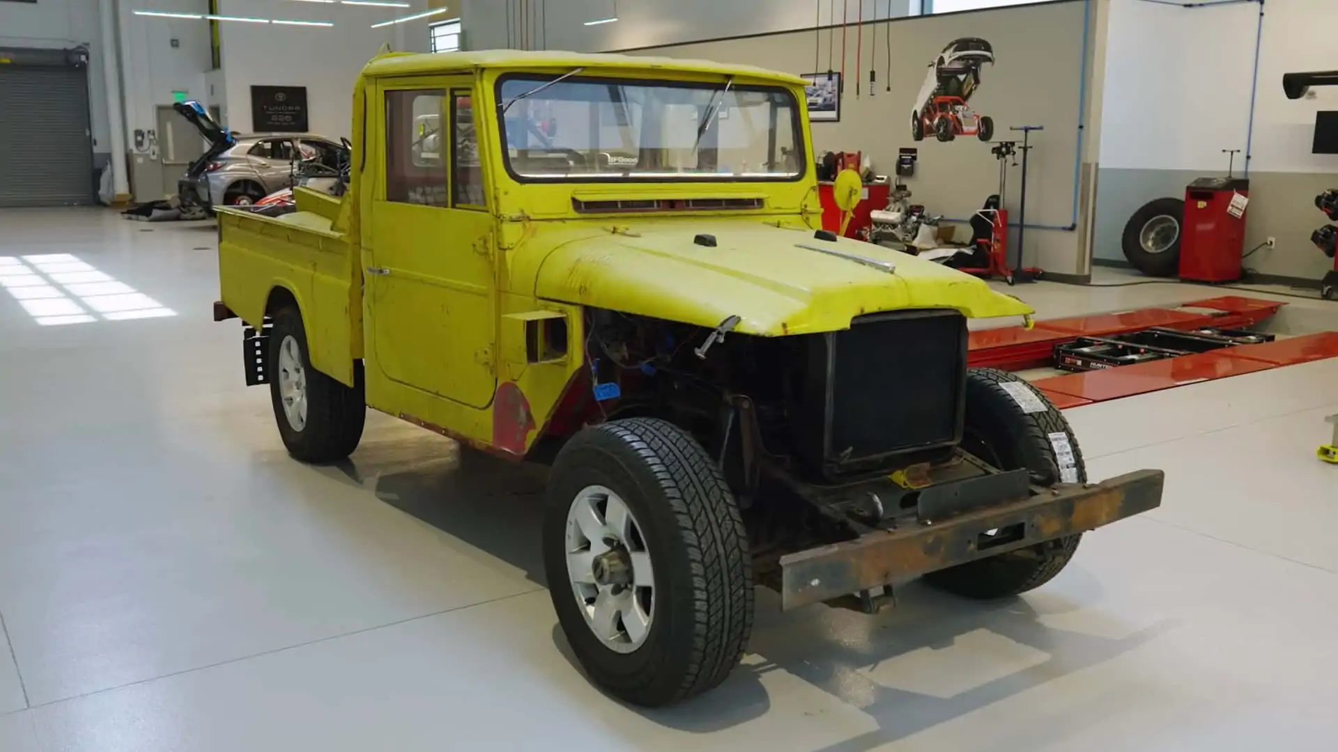 Toyota Land Cruiser HJ45 Matrix – Crème/Vert British Racing – Échelle X300