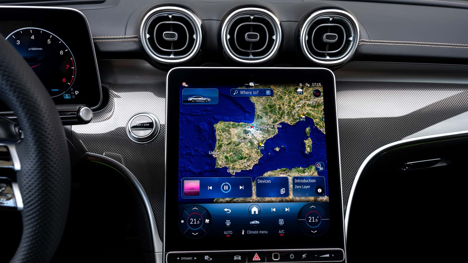 https://cdn.motor1.com/images/mgl/0eNev3/s1/2024-mercedes-benz-cle-class-interior-infotainment.jpg