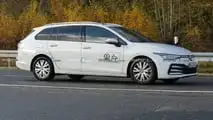 Foto spia del lifting facciale della Volkswagen Golf Variant 2024