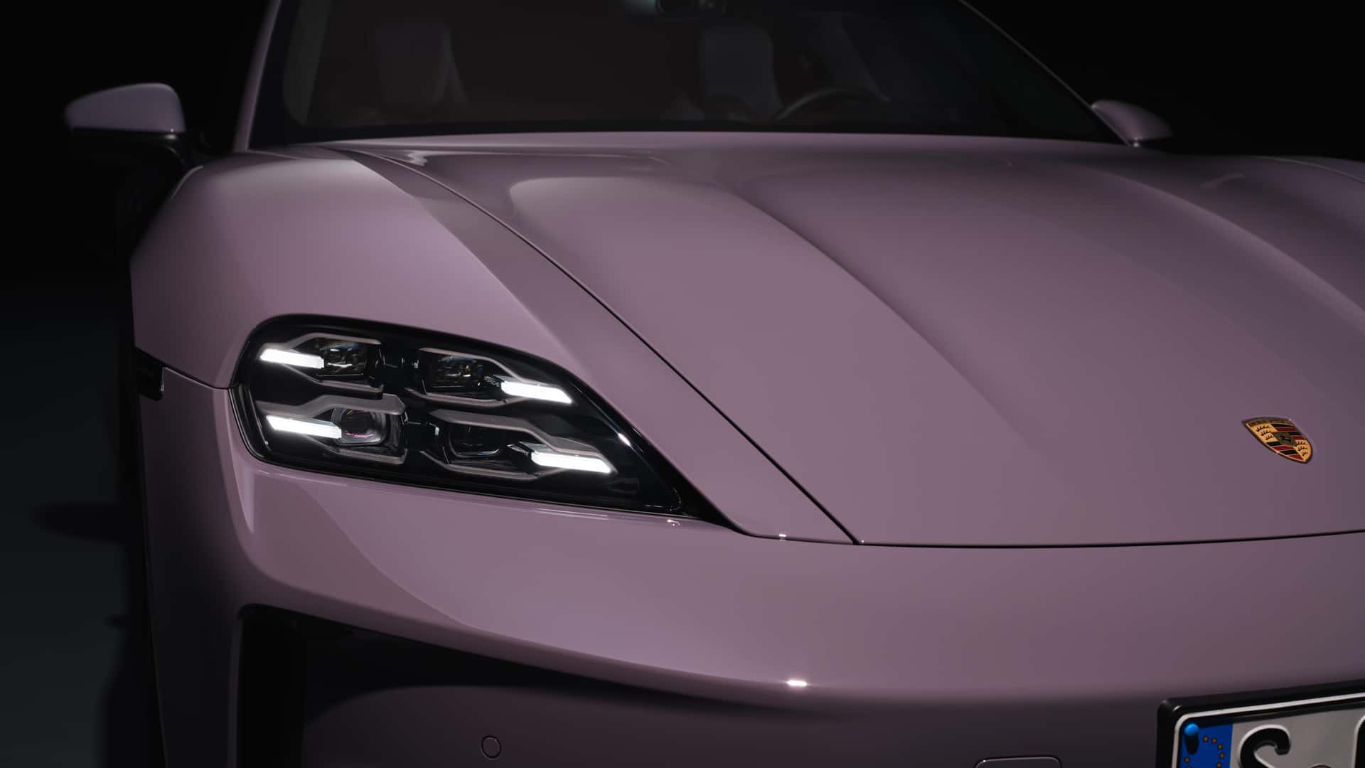 https://cdn.motor1.com/images/mgl/0eNlyV/s1/porsche-taycan-sport-turismo-2024.jpg