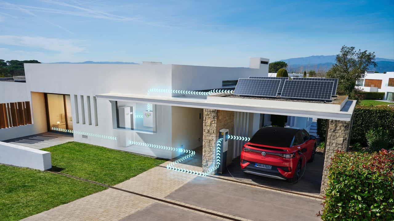 VW ID.5 in der Garage eines Privathauses mit Solarmodulen