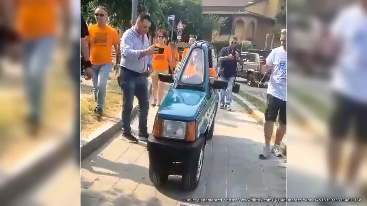 Dieser alte Fiat Panda ist nur 50 Zentimeter breit