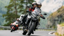 Nova Ducati Multistrada V4 em movimento frente com garupa