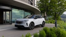 Peugeot E-3008 Dual Motor, la prova su strada di Motor1.com