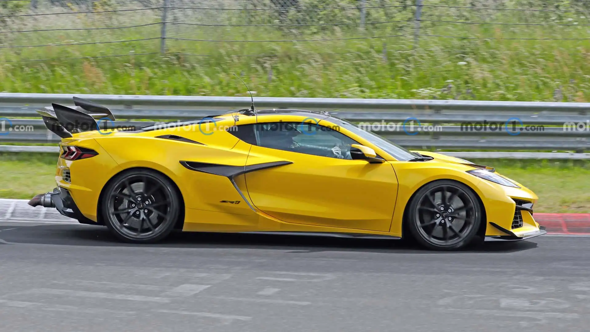 https://cdn.motor1.com/images/mgl/0eOwjn/s1/2026-chevrolet-c8-corvette-zora-spy-shots-undisguised-exterior-39.webp