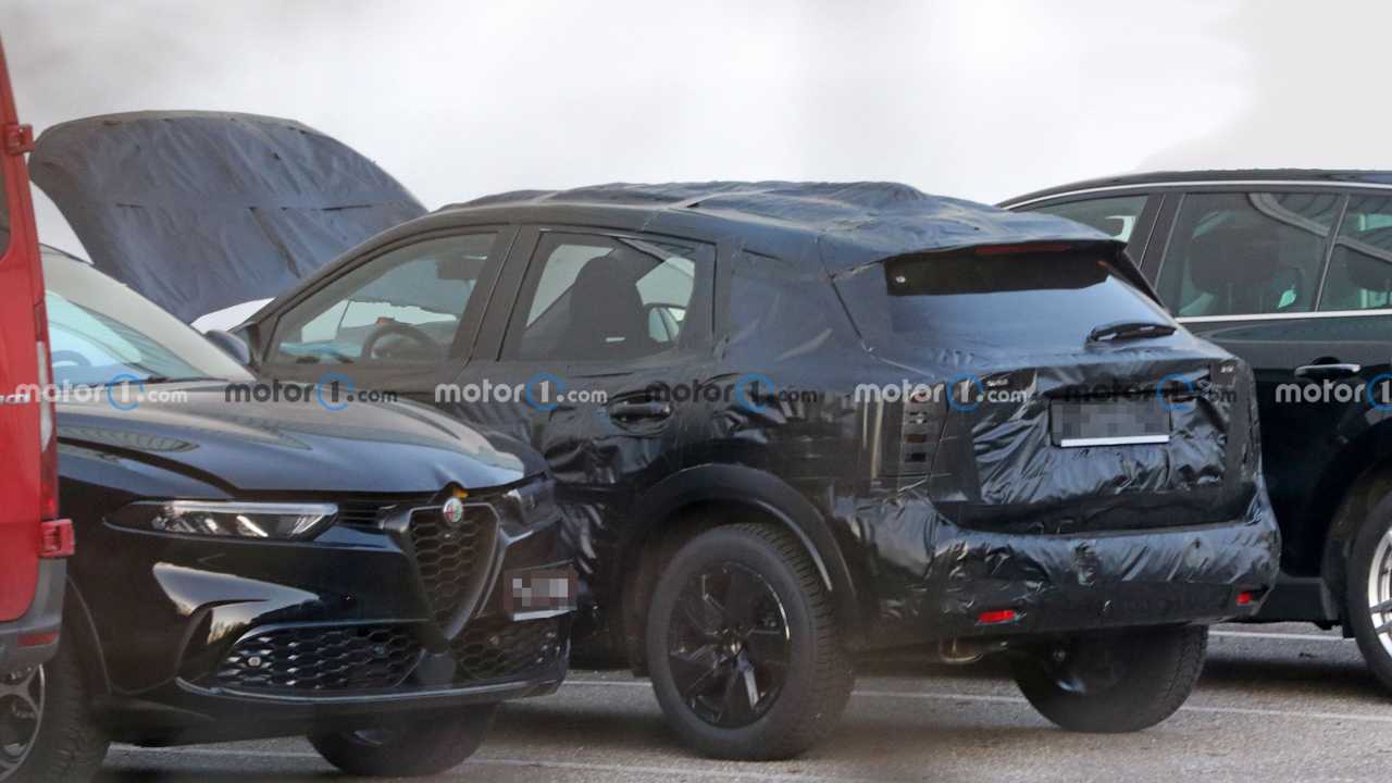Le foto spia di un possibile SUV crossover Nissan