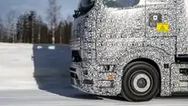FOTO - Mercedes eActros: test al Circolo Polare
