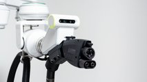 In den einarmigen Laderoboter ist eine 3D-Kamera integriert, um den Ladeslot zu finden