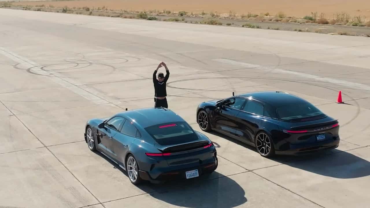 Porsche Taycan und Lucid Air beim Start nebeneinander auf der Rennstreck