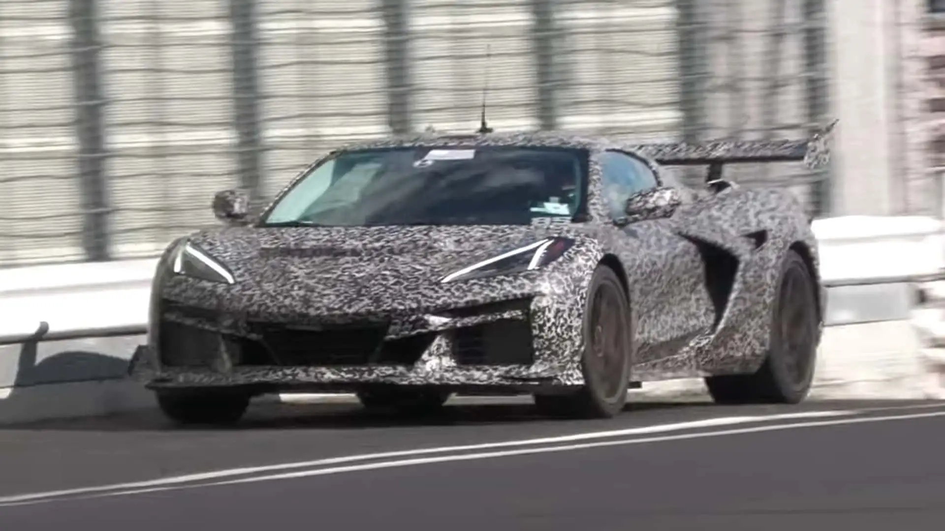 Flagra mostra o inédito Corvette Zora em testes do sistema híbrido