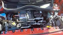 Mini Aceman (2025): Blick unter die Fronthaube