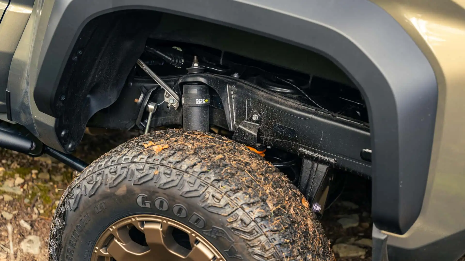 https://cdn.motor1.com/images/mgl/0eWj1k/s1/chevrolet-colorado-zr2-bison-vs.-ford-ranger-raptor-vs.-toyota-tacoma-trailhunter-comparison.webp