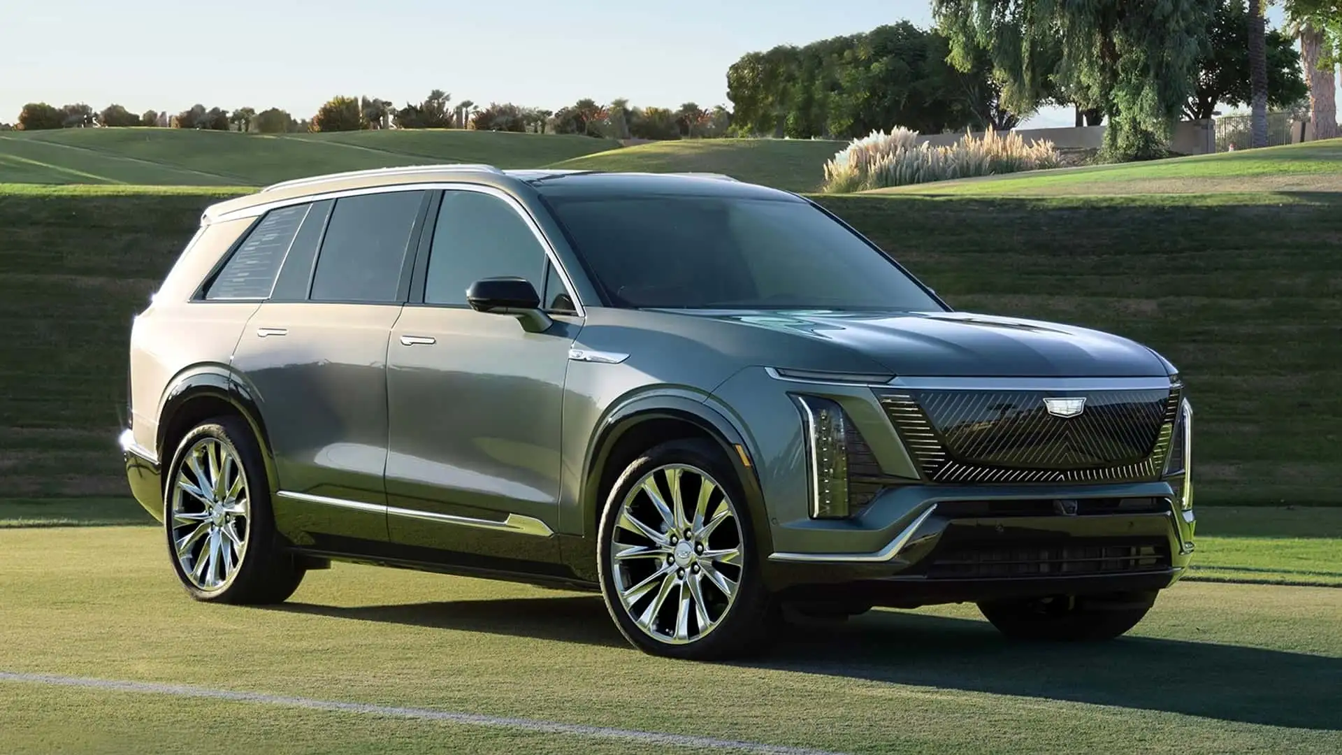 https://cdn.motor1.com/images/mgl/0eWvl3/s1/2026-cadillac-vistiq.webp