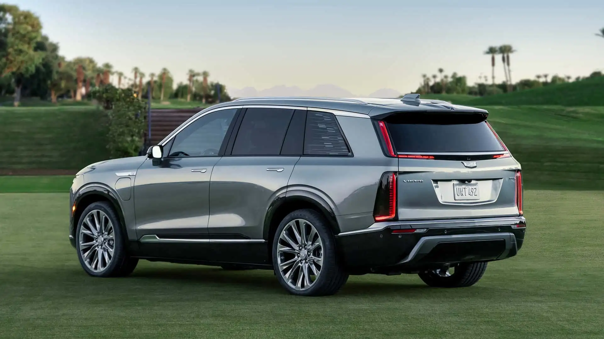 https://cdn.motor1.com/images/mgl/0eWvxW/s1/2026-cadillac-vistiq.webp