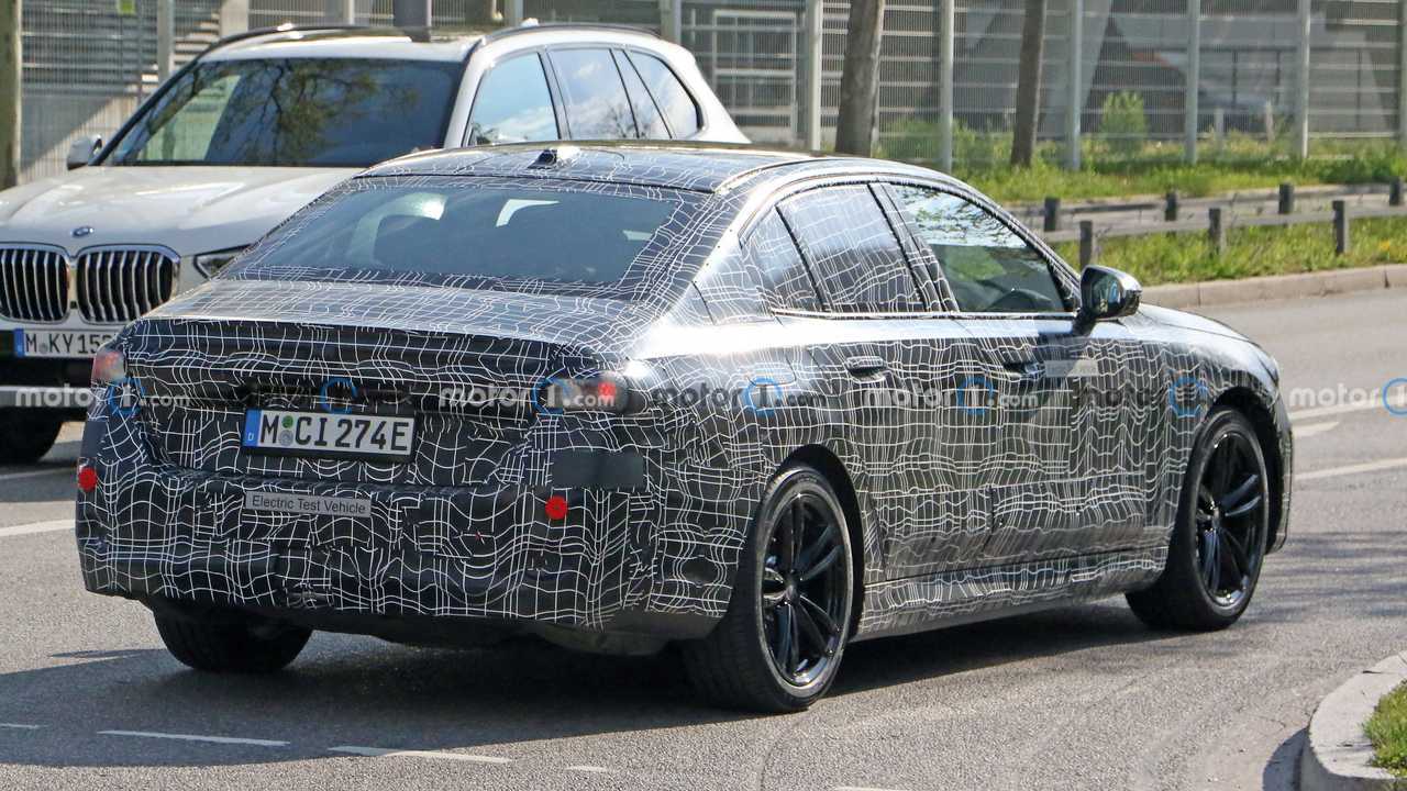 BMW i5, le nuove photo spia della berlina elettrica