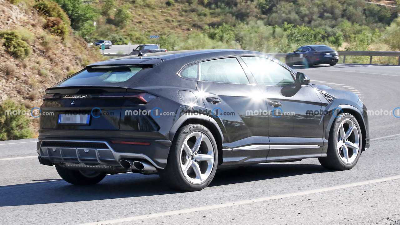 Lamborghini Urus ibrida plug-in, le prime foto spia