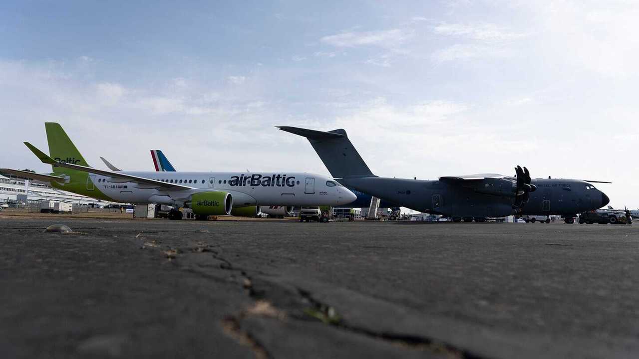 ambiance-on-static-at-farnborough-airshow-before-opening
