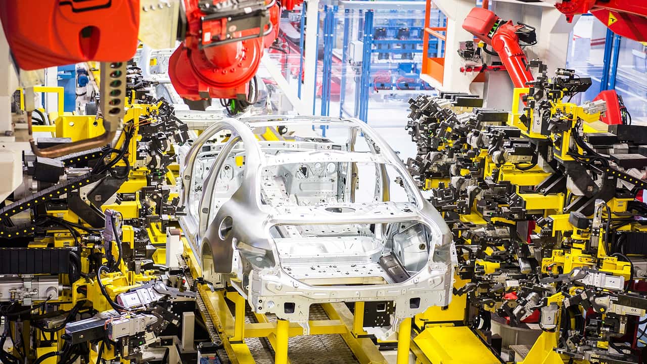 La linea produttiva di Alfa Romeo Giulia nello stabilimento di Cassino