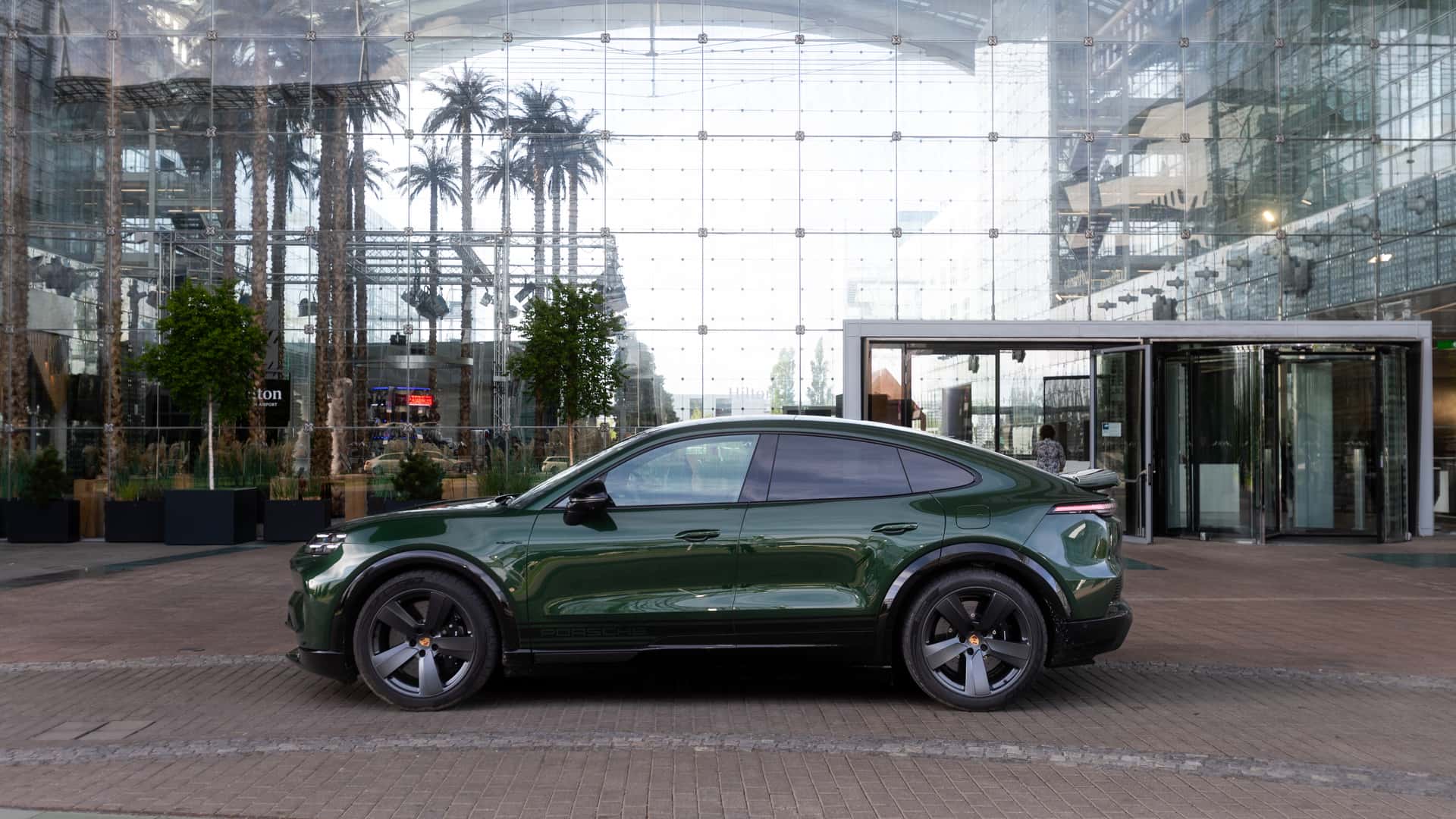 https://cdn.motor1.com/images/mgl/0eg3om/s1/2026-porsche-cayenne-s-coupe-electric.jpg