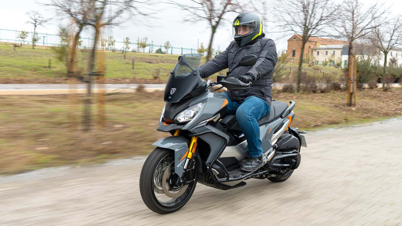 Peugeot XP 400, conducimos el maxiscooter aventurero francés