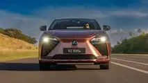 Lexus RZ 500e 2026 em movimento