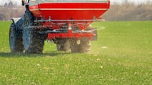 Fertilizzanti: la UE corre ai ripari, ma i campi già soffrono