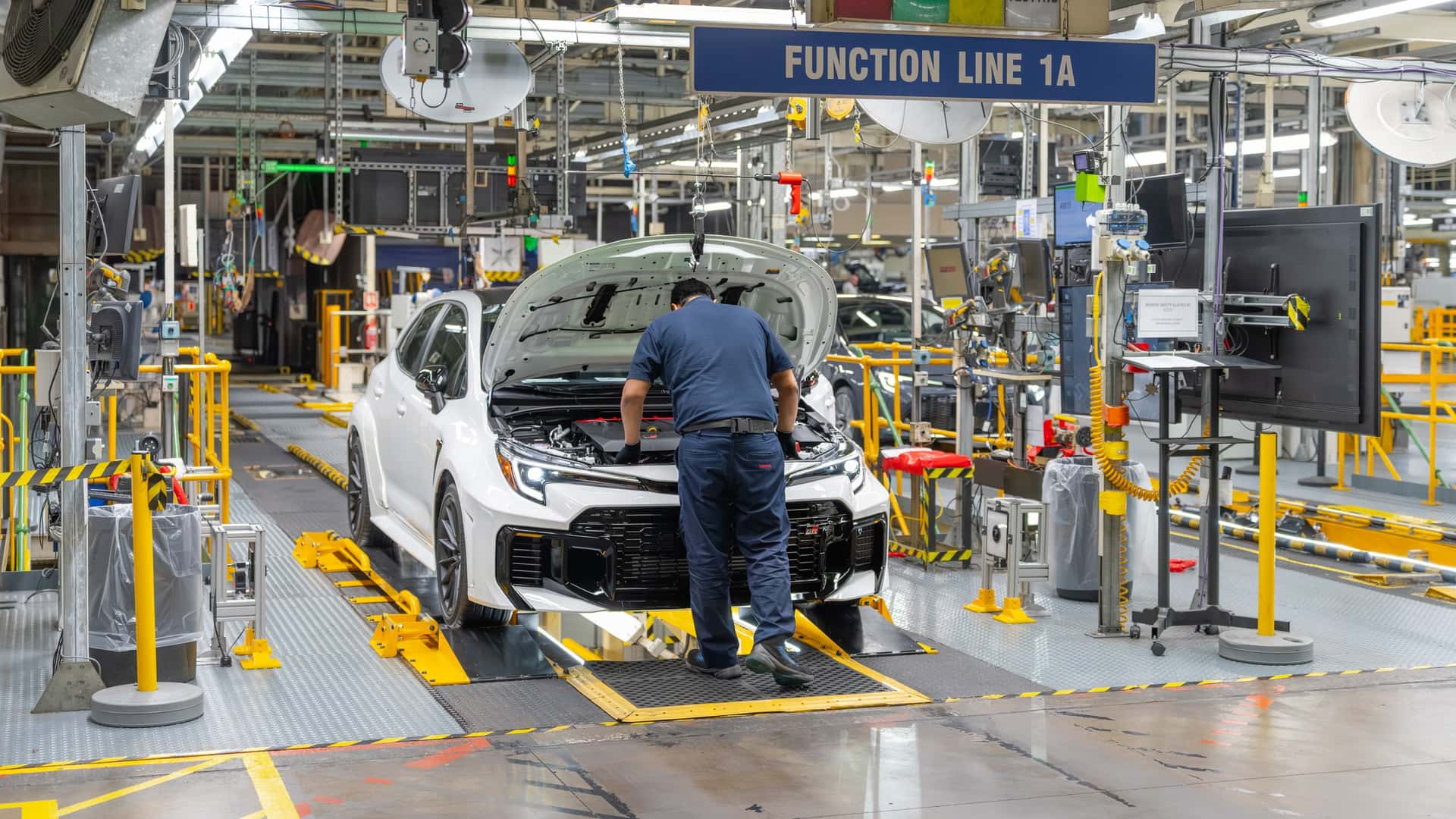 https://cdn.motor1.com/images/mgl/0eg8qz/s1/toyota-gr-corolla-uk-plant-tour.jpg