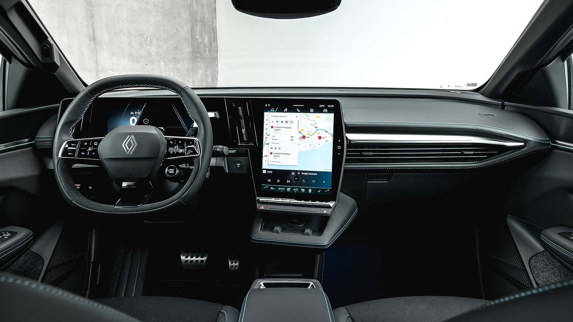 https://cdn.motor1.com/images/mgl/0egLzn/s1/renault-megane-e-tech-2026.jpg