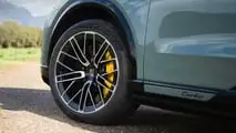 Porsche Cayenne Turbo Electric (2026) mit den gelben Sätteln der PCCB-Keramikbremsen
