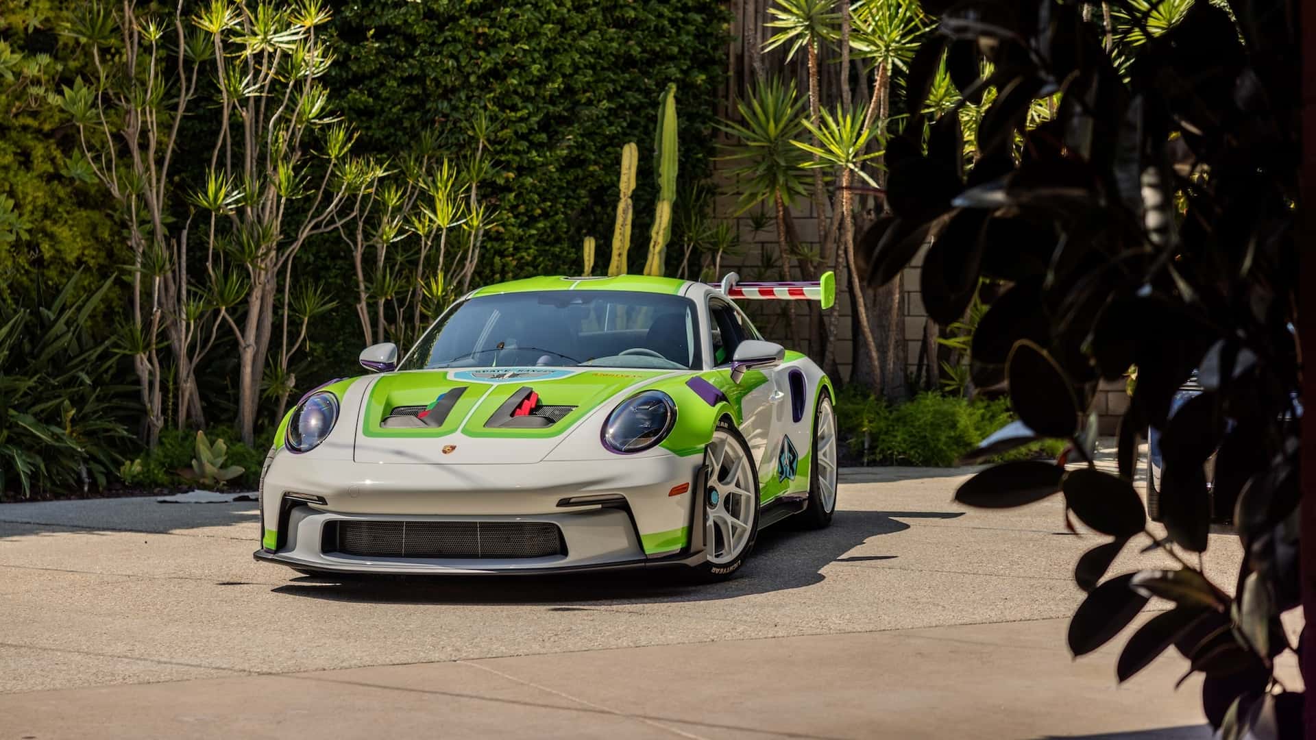 https://cdn.motor1.com/images/mgl/0egkOz/s1/porsche-and-pixar-toy-story-collaboration.jpg