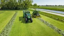 Nuovi trattori John Deere 8R, 8RT e 8RX: comfort evoluto, più efficienza e tecnologie smart per aziende agricole. in crescita