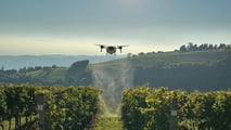 Il Consiglio UE apre all'irrorazione con drone dei fitofarmaci: ecco cosa prevede il Pacchetto Omnibus X e cosa cambia per gli agricoltori italian