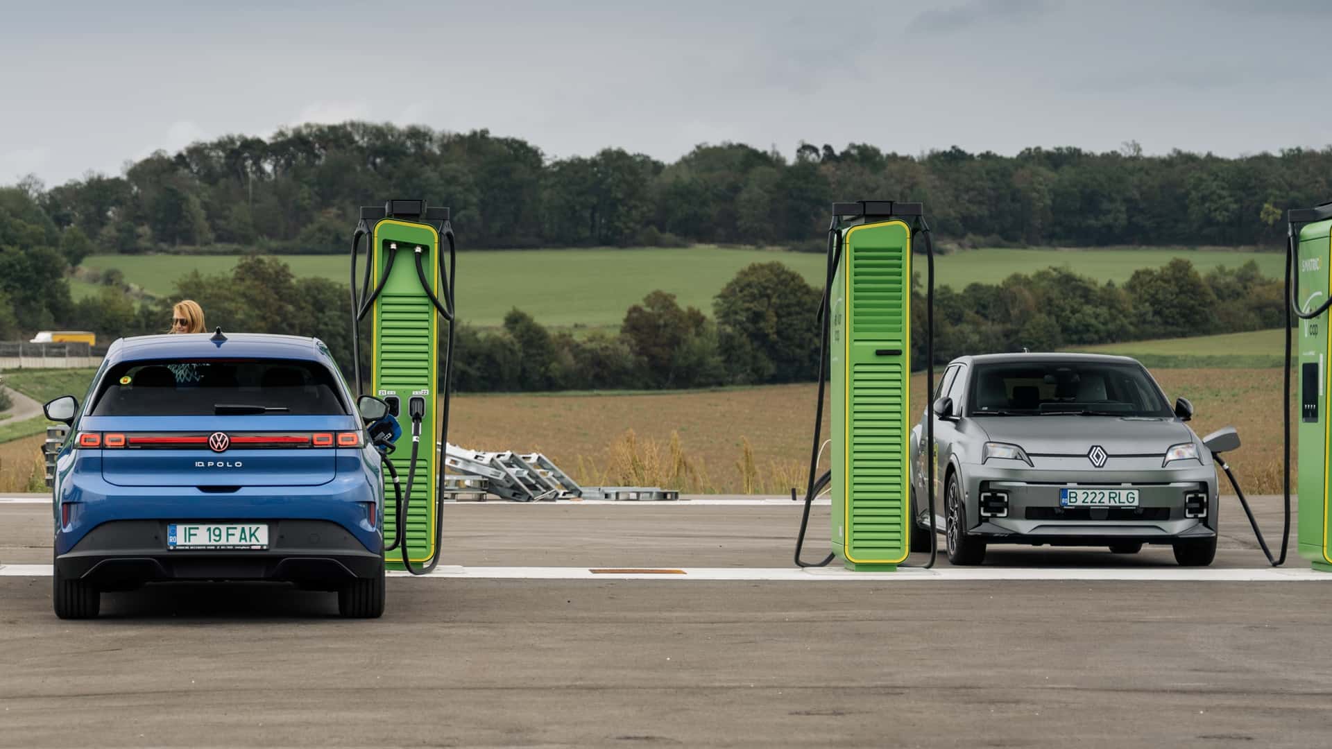 VW ID. Polo vs. Renault 5 E-Tech: La Batalla de la Autonomía y la Carga en Carretera