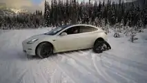 Tesla Model 3 con cingoli di neve