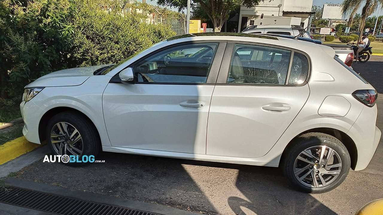 Peugeot 208 Allure - Flagra na Argentina