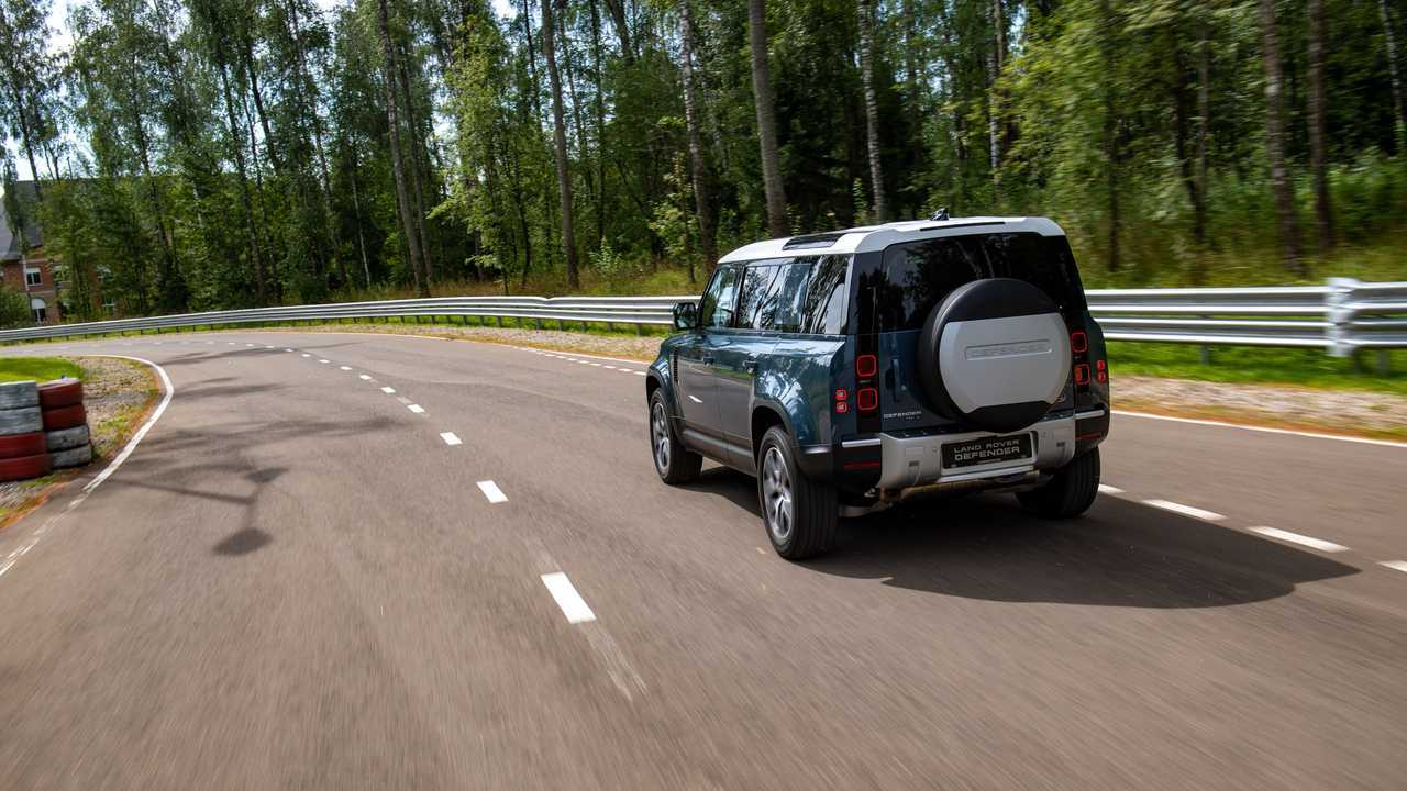 Land Rover Defender 110 на скоростной трассе.
