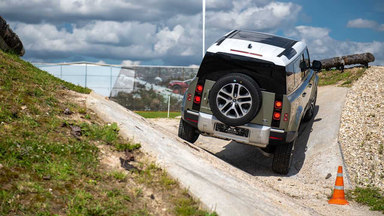 Land Rover Defender 110 – ходы подвесок.