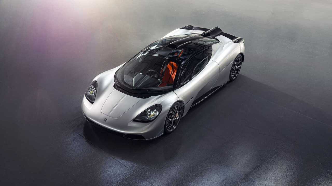 Gordon Murray Automotive T.50 sopra i tre quarti anteriori illuminati