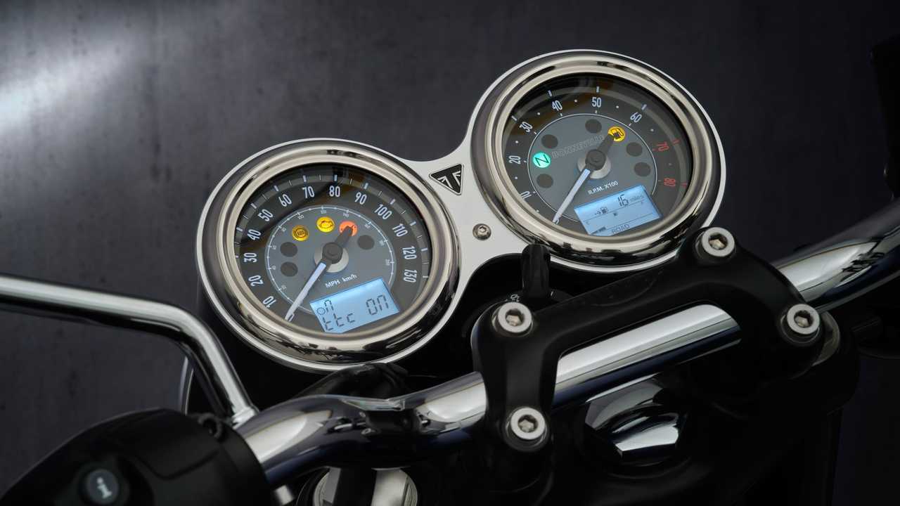 2021-Triumph-Bonneville-T100-Detail-07