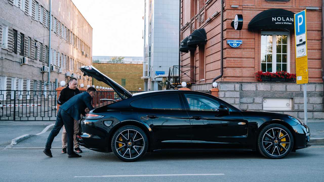 Обновленный Porsche Panamera с открытым багажником