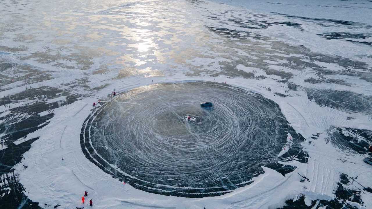 Porsche Taycan на ледовой трассе