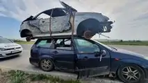 Ford Focus mit Peugeot 206 CC auf seinem Dach